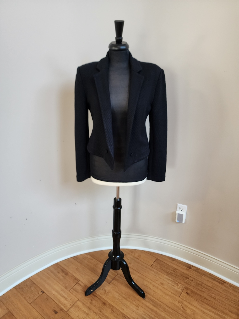 Forever 21 Women's Black Textured Open-Front Blazer. Size Medium. - Picture 2 of 9